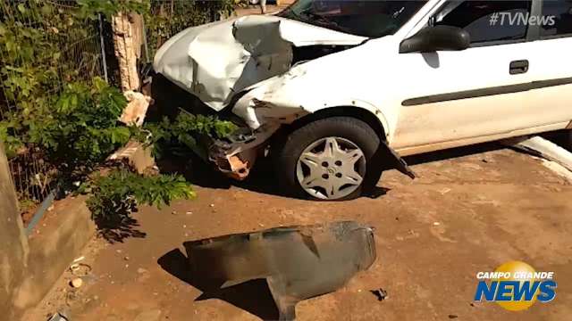 Ve&iacute;culos colidem, um para em muro e motorista fica ferida em cruzamento