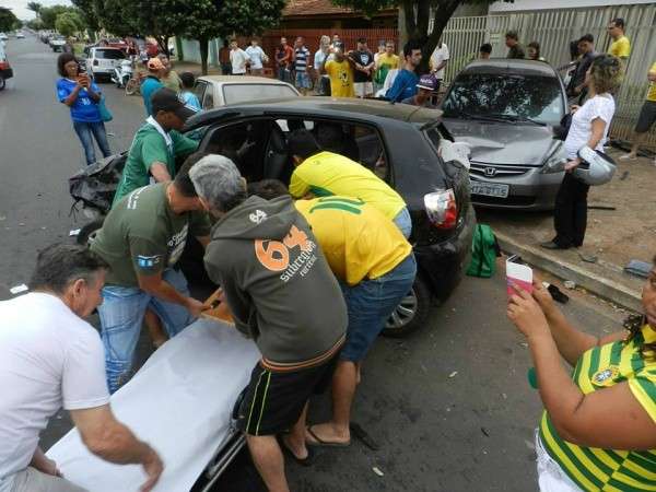 Engavetamento entre cinco ve&iacute;culos deixa feridos em Tr&ecirc;s Lagoas