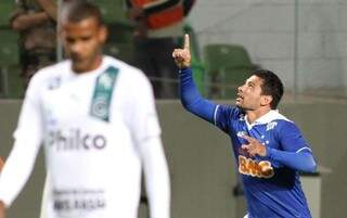 Diego Souza comemora o primeiro gol do Cruzeiro (Foto: Paulo Fonseca / Futura Press)