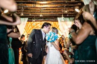 Já comemorando bodas de papel, Karla e Helton deram o primeiro beijo no Carnaval e casaram na mesma época. (Foto: Pedro Wendel)