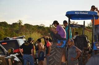 Prazo para desocupar área expirou no sábado. Índios permanecem na fazenda Buriti. (Foto: Vanderlei Aparecido)