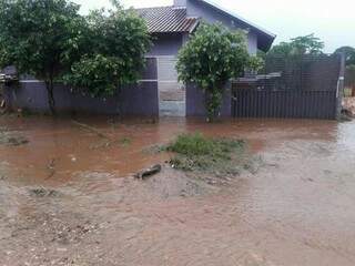Em Bonito, água invadiu casas e causou estragos.
(Foto: Bonito Informa)