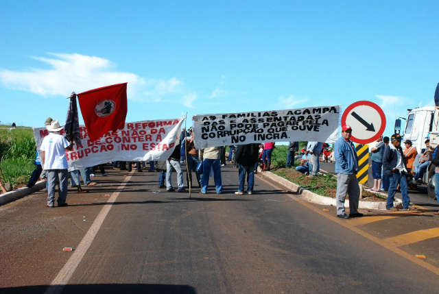  Sem-terra bloqueiam rodovia BR-163 e a MS 487, no munic&iacute;pio de Navira&iacute;
