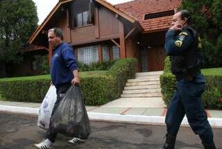 O professor Ascânio Bottini foi impedido pela PM de deixar dois sacos de lixo em frente da casa de João Amorim (Foto: Marcos Ermínio)