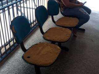 Cadeiras para população aguardar estão sem capas, apenas na espuma (Direto Das Ruas)