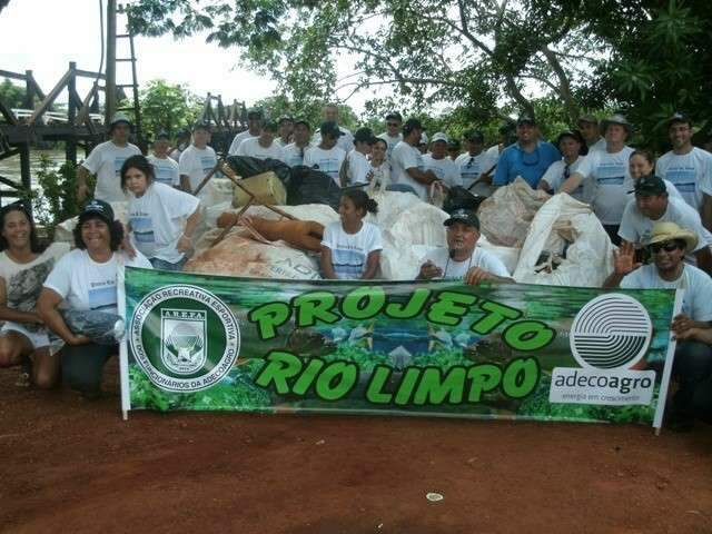 PMA e volunt&aacute;rios tiram uma tonelada de lixo de rio