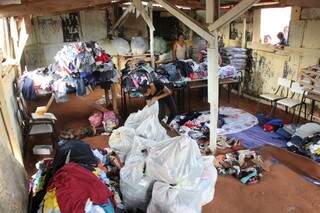 Barracão ficou lotado com 7 toneladas de roupas e cobertores. (Foto: Marcos Ermínio)