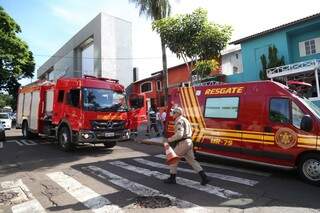 Funcionários acionam Bombeiros em princípio de incêndio em bar Funcionários acionam Bombeiros em princípio de incêndio em bar