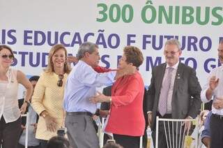 Presidente abraça governador após discurso (Foto:João Garrigó)