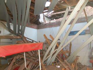 Parede desabou e atingiu telhado do comércio vizinho. (Foto: Fernando da Mata)