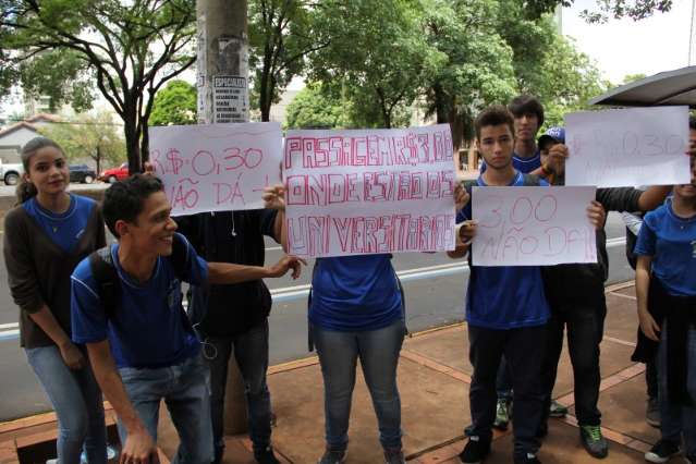Contra aumento da passagem, estudantes colam cartazes em &ocirc;nibus