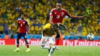 Lance em que colombiano agride Neymar que sofreu fratura e está fora da Copa. (Marcelo Del Pozo/Reuters)