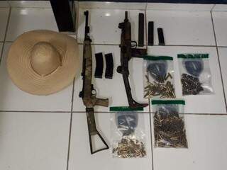 Chapéu, armas e munições encontrados com trio suspeito de assaltos. (Foto: Divulgação/Batalhão de Choque)