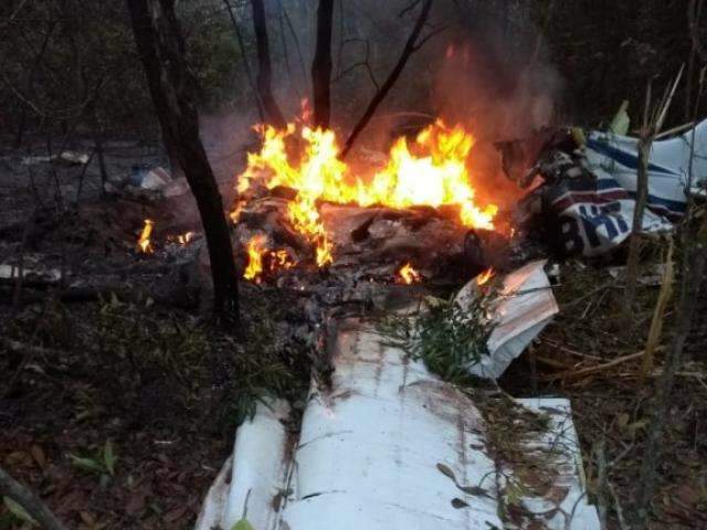 Impacto de queda foi t&atilde;o forte que avi&atilde;o &ldquo;cavou buraco&rdquo; de 1 metro 
