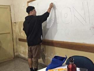 Pedro Vasciavel abre a oficina com a história do grafite e depois passa técnicas de letras. (Foto: Danielle Valentim)