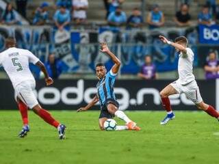 Disputa de bola no jogo desta noite.(Foto: Lucas Uebel/Grêmio/ReproduçãoGazetaEsportiva)  