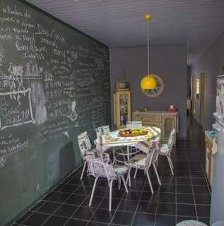 Na cozinha, a memória da parede é mais recente. (Foto: Fernando Antunes)