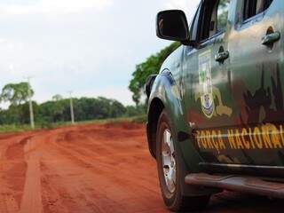 Duas equipes da Força Nacional se revezam na estrada que dá acesso a fazenda Cambará. (Foto: Rodrigo Pazinato)