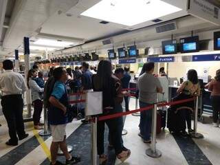 Passageiros procurando por informações sobre cancelamento de voo cancelado (Foto: Liniker Ribeiro) 