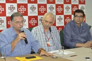 Nelson Tavares(à esquerda), Wilson Teslenco e Virgílio Gonçalves participaram de reunião hoje na Santa Casa. (Foto: Marcelo Calazans)