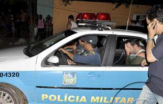 Filho de empresário no carro da PM logo após ser resgatado pela PM (Foto: Anderson Gallo/Site Diário Online)