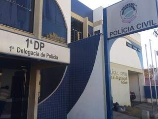 Assessora de imprensa da prefeitura de Campo Grande foi convocada para prestar depoimento na 1ª Delegacia de Polícia Civil e desmentiu acusação de jornalista (Foto: João Humberto)
