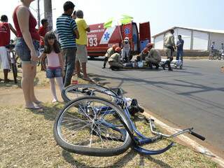 Bicicleta ficou retorcida com impacto da colisão. Vítima foi transportada para a Santa Casa (Foto: Simão Nogueira)