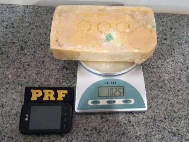 Passageiro de t&aacute;xi &eacute; preso com coca&iacute;na escondida em caixa de sapato