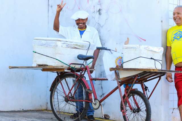 Para casar, Jo&atilde;o aprendeu fazer pastel e h&aacute; 23 anos &eacute; sucesso na Avenida Cear&aacute;