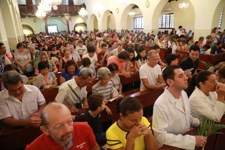 Cerca de 1000 pessoas participaram de missa. 