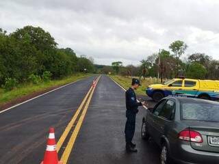 PM verifica documento de carro abordado em rodovia estadual; Operação Nossa Senhora Aparecida começou hoje (Foto: Divulgação)