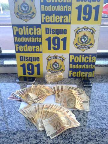  PRF det&eacute;m suspeitos de roubar caminhonete
