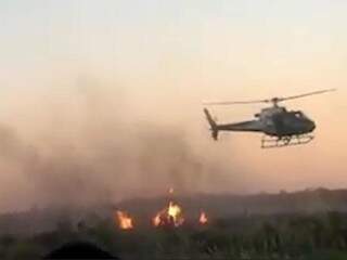 Helicóptero da PM sobrevoa área em chamas na fazenda Santa Maria (Foto: Reprodução)