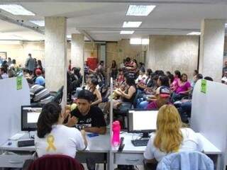 Candidatos na sede da Funtrab em Campo Grande. (Foto: Arquivo) 