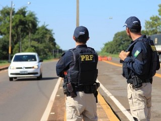 Policiais fiscalizando rodovia de MS. (Foto: Arquivo)