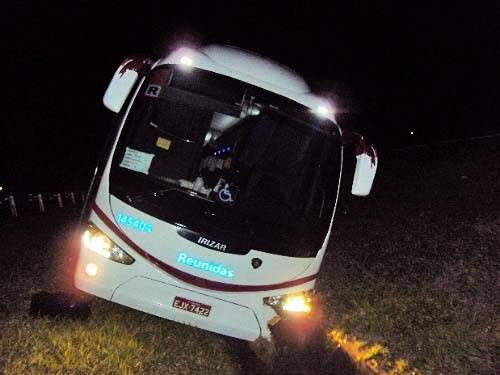 Com 37 passageiros a bordo, motorista de &ocirc;nibus perde controle e cai em valeta 