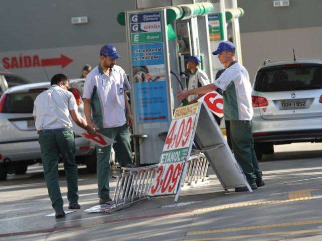 Pre&ccedil;o da gasolina cai 9 centavos nas &uacute;ltimas 4 semanas em Campo Grande