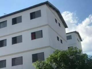 Com rachaduras da parede ao teto, moradores dizem que condom&iacute;nio pode desabar
