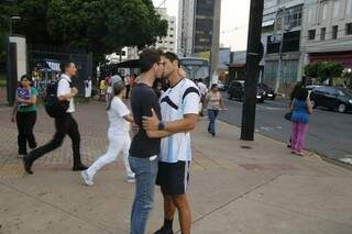 Beijo na praça. (Foto: Gerson Walber)
