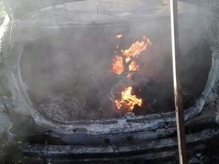 Carro foi encontrado em chamas (Foto: Divulgação)