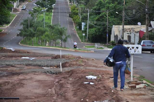Prefeitura quebra cal&ccedil;adas para ampliar avenida e revolta moradores