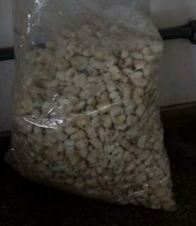 Saco de pipoca doce apreendido com cocaína dentro (Foto: Divulgação/ Receita Federal)