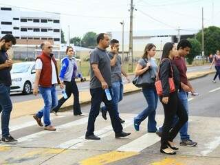 Movimentação no local está intensa, mas o trânsito segue normalmente. (Foto: Marcos Ermínio).