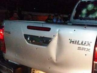 Veículo Hilux foi alvo de pelo menos 50 tiros: um morto e um ferido no atentado (Foto: Direto das Ruas)