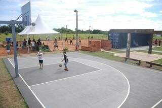 Quadra de basquete foi construída em janeiro deste ano (Foto: Paulo Francis)