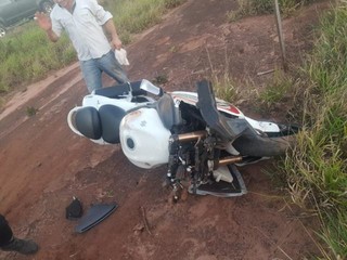 Moto de altas cilindradas que era conduzida por motociclista que ficou ferido após queda (Foto: Direto das Ruas)