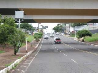 Radar (à esquerda) na Rua Ceará, sentido Uniderp, em Campo Grande. (Foto: Kísie Ainoã)