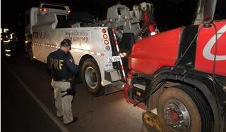 Funcionário ficou preso entre carreta e Scania (Foto: Edição de Notícias)