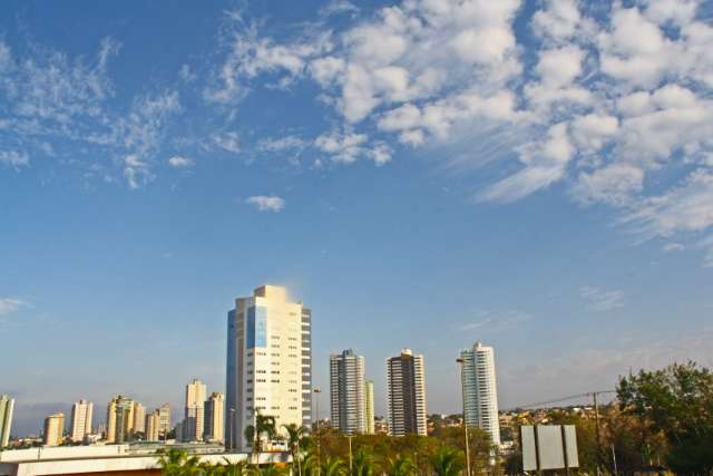 C&eacute;u amanhece com temperatura amena e pode chover nesta sexta
