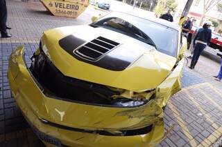 Frente do carro ficou destruída após colisão com mureta de concessionária. (Foto: Gerson Valber)
